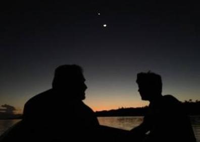 Imagen secundaria 1 - Julio, entre las 'malezas' de una cafetería de Granada y con su hijo, en pleno corazón de la Amazonia.