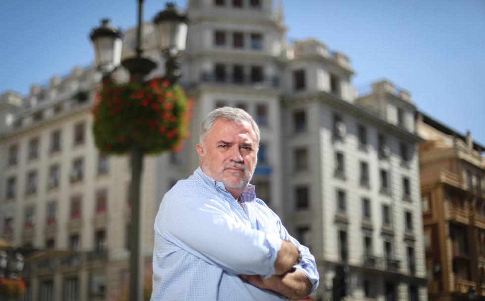 Julio Díaz-Berbel posa en Puerta Real, durante su última visita a Granada. 