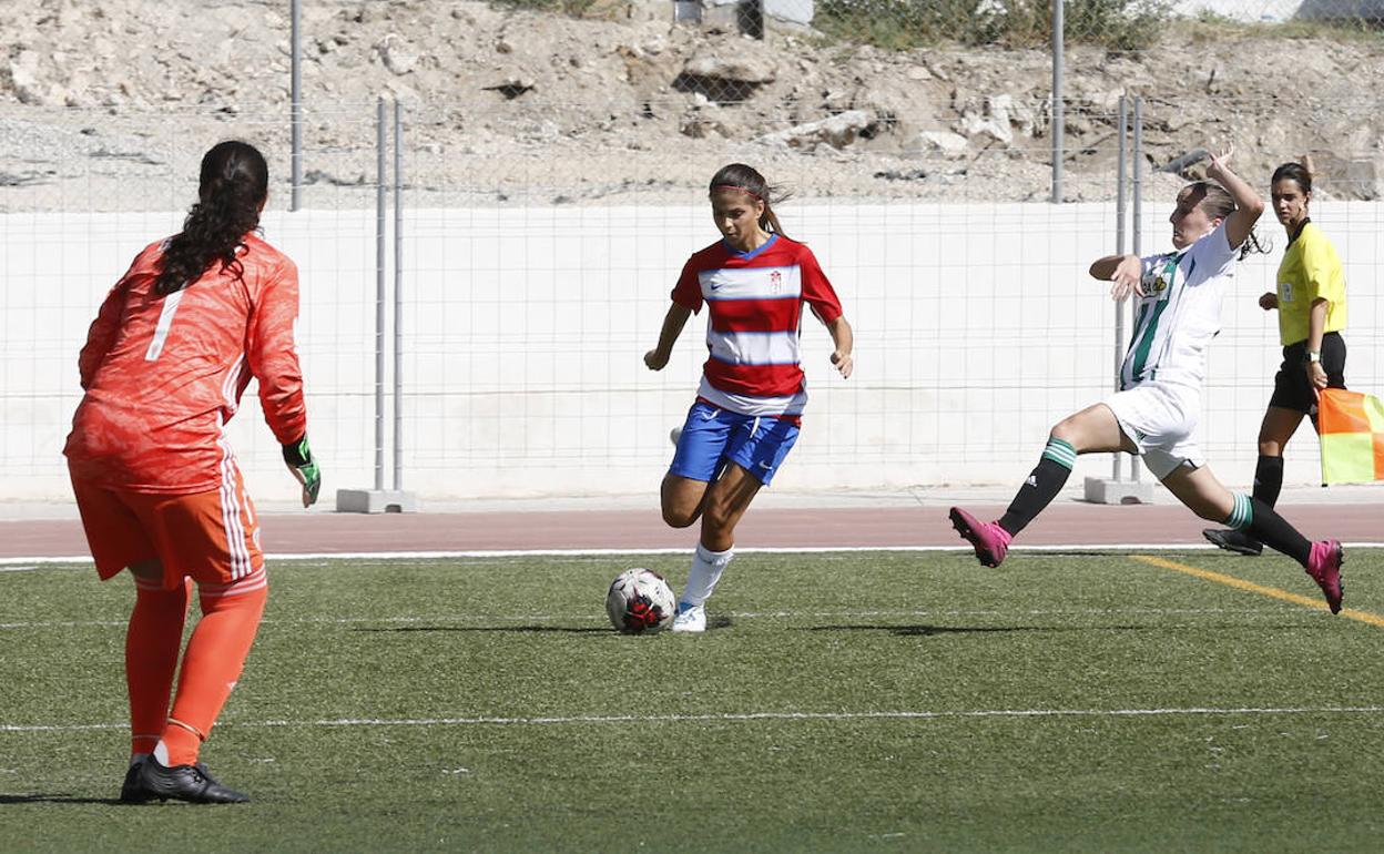 Laura Pérez profundiza por banda derecha en ataque. 