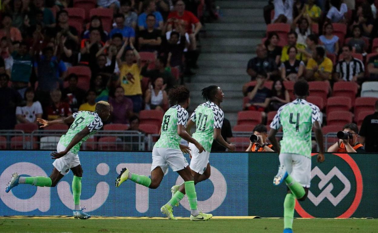 Los jugadores de Nigeria celebran el gol de Aribo. 