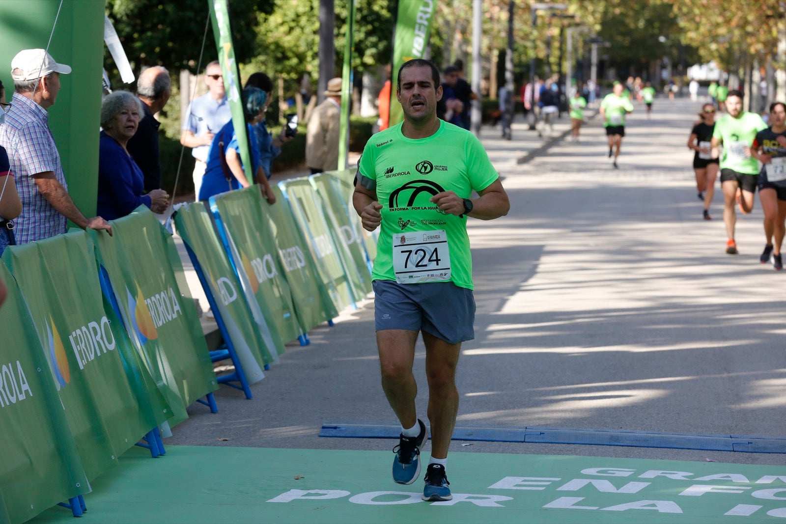 María José Rienda realizó el corte simbólico de la cinta de salida junto al alcalde Luis Salvador ante deportistas de tanto nivel como María Pérez, que ganó la prueba femenina, o la madrina Laura Bueno