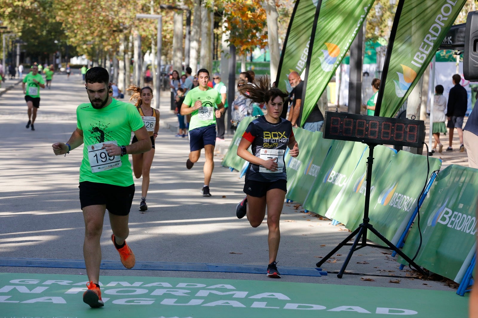 María José Rienda realizó el corte simbólico de la cinta de salida junto al alcalde Luis Salvador ante deportistas de tanto nivel como María Pérez, que ganó la prueba femenina, o la madrina Laura Bueno