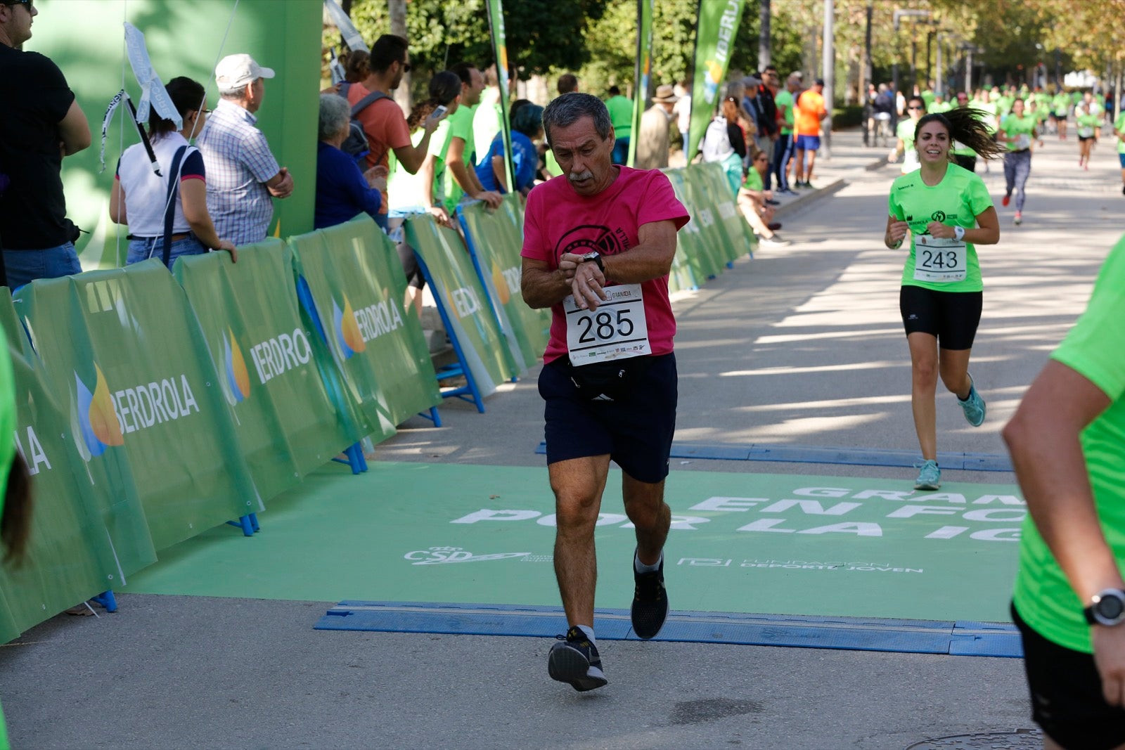 María José Rienda realizó el corte simbólico de la cinta de salida junto al alcalde Luis Salvador ante deportistas de tanto nivel como María Pérez, que ganó la prueba femenina, o la madrina Laura Bueno