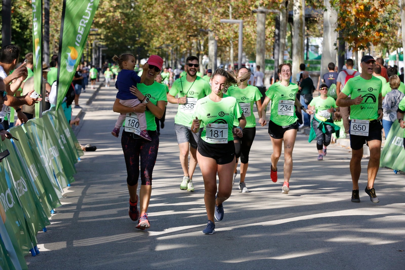 María José Rienda realizó el corte simbólico de la cinta de salida junto al alcalde Luis Salvador ante deportistas de tanto nivel como María Pérez, que ganó la prueba femenina, o la madrina Laura Bueno