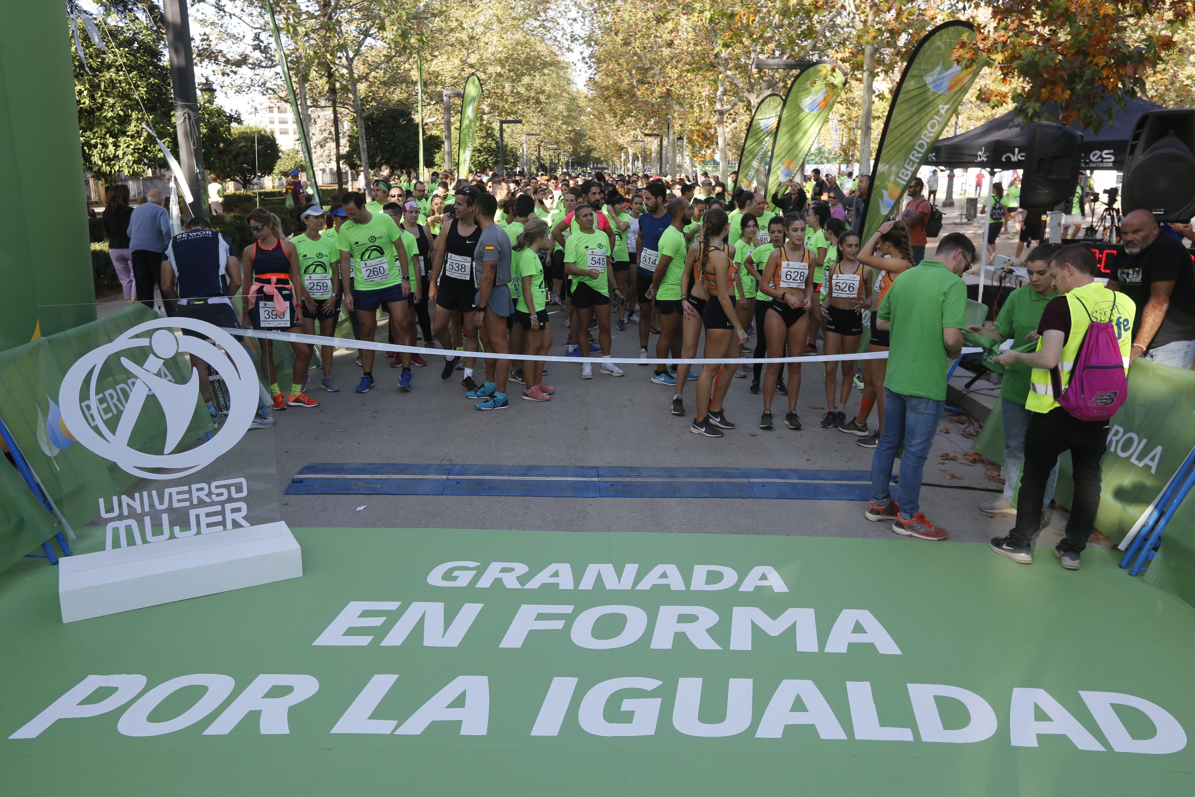 María José Rienda realizó el corte simbólico de la cinta de salida junto al alcalde Luis Salvador ante deportistas de tanto nivel como María Pérez, que ganó la prueba femenina, o la madrina Laura Bueno