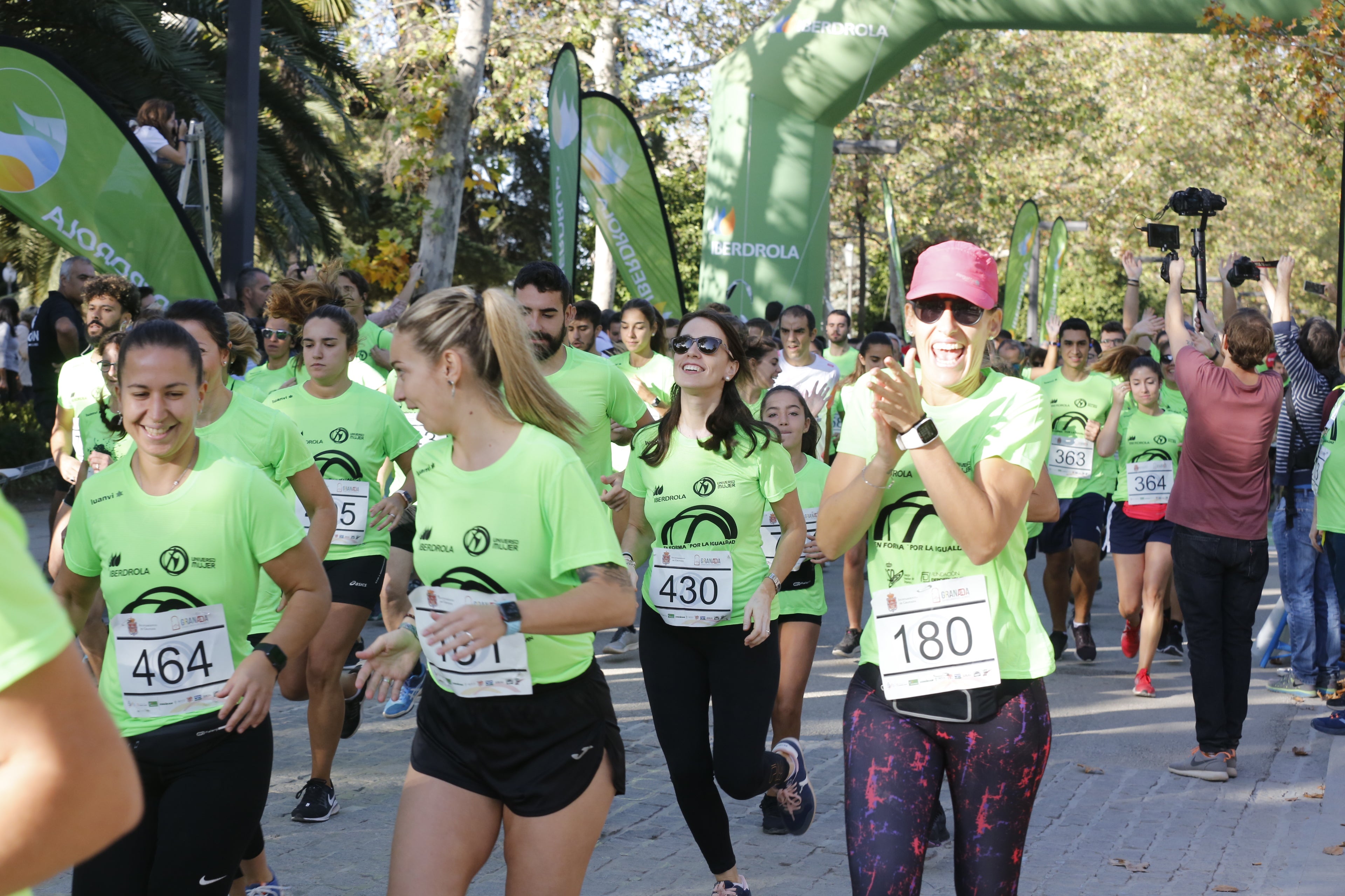 María José Rienda realizó el corte simbólico de la cinta de salida junto al alcalde Luis Salvador ante deportistas de tanto nivel como María Pérez, que ganó la prueba femenina, o la madrina Laura Bueno