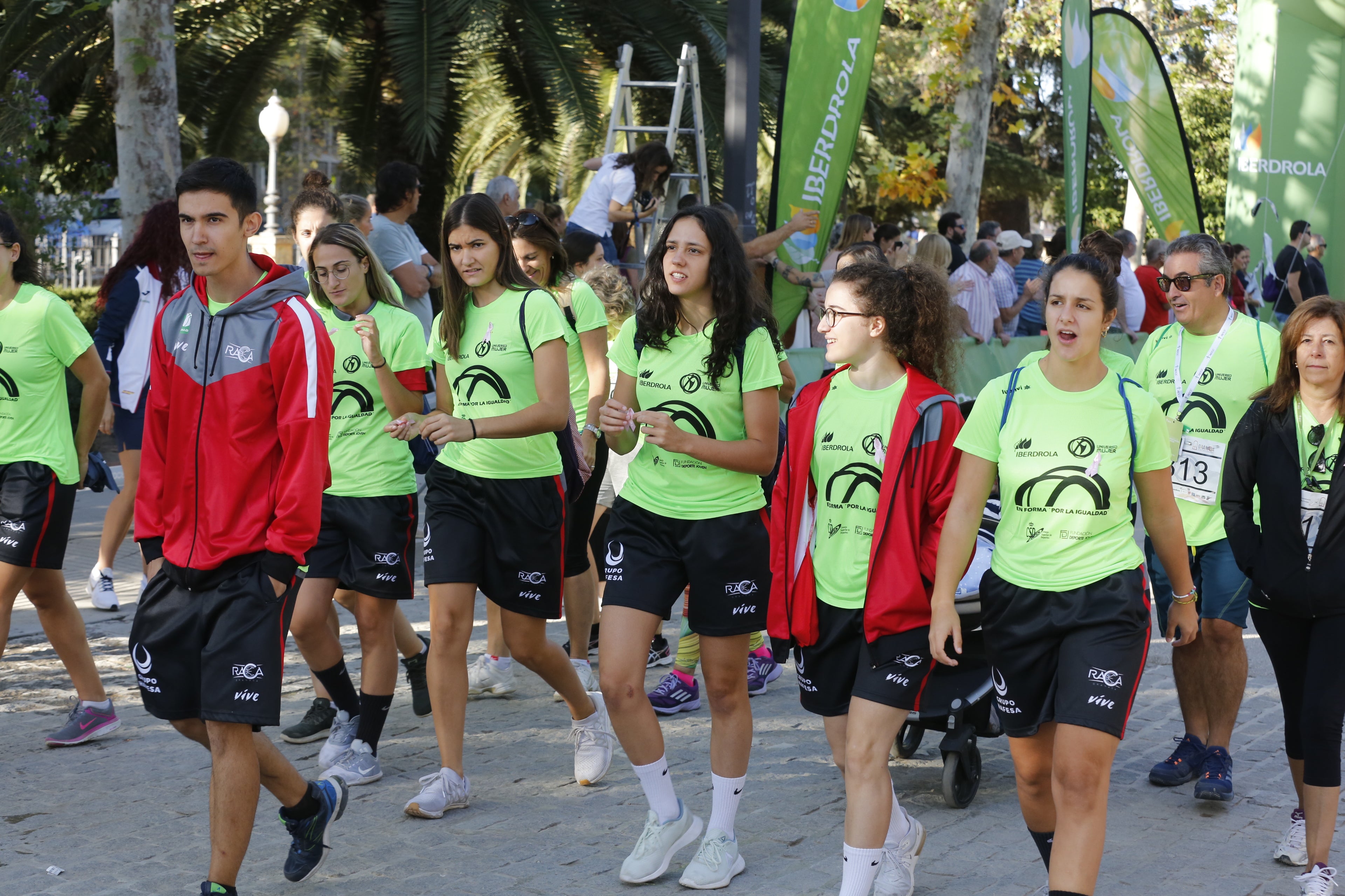 María José Rienda realizó el corte simbólico de la cinta de salida junto al alcalde Luis Salvador ante deportistas de tanto nivel como María Pérez, que ganó la prueba femenina, o la madrina Laura Bueno