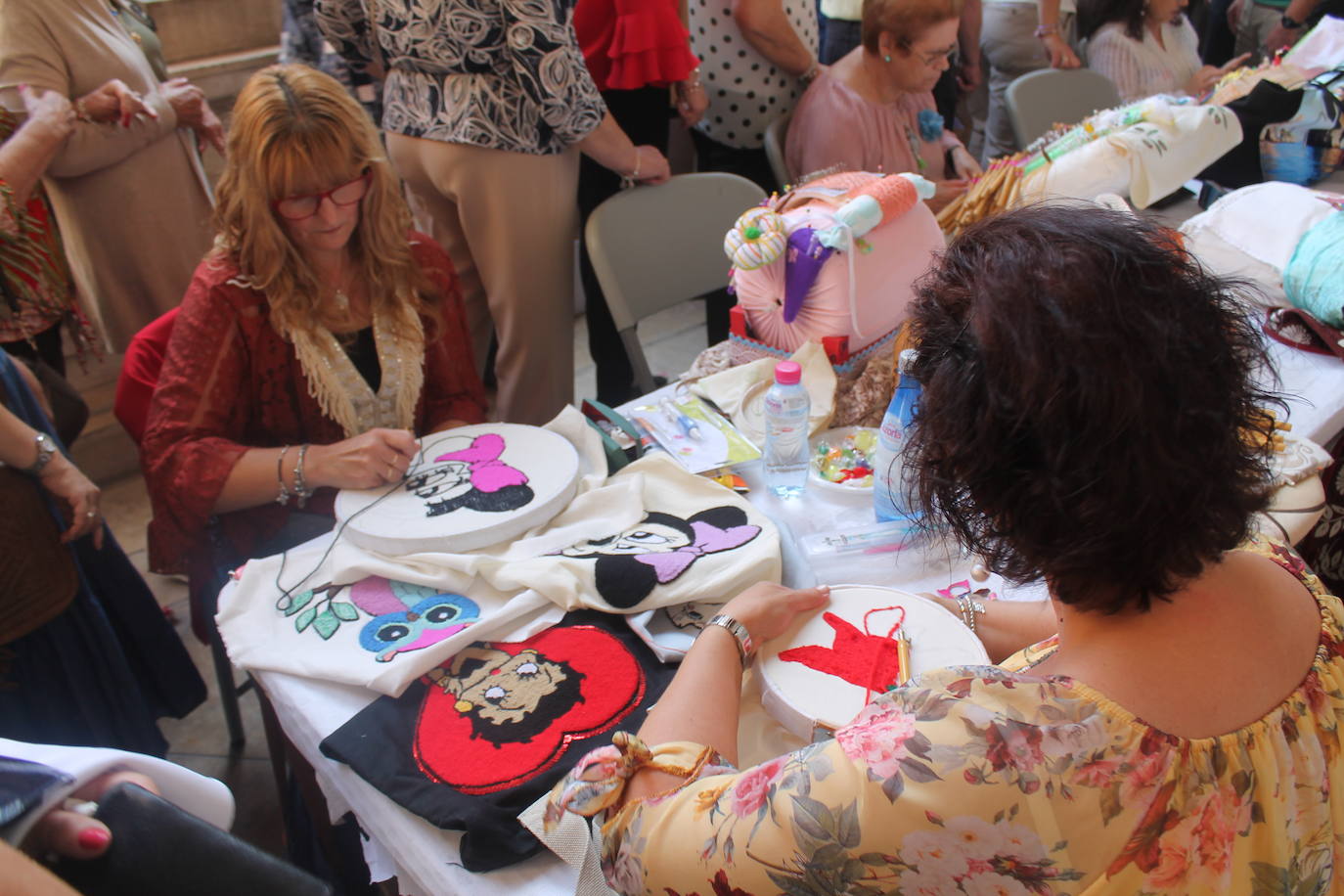 El revuelo se ha apoderado de las calles, el jolgorio ha vuelto de la mano de los grupos de amigos y familiares, las terrazas han estado llenas y las calles de lo más ambientadas 