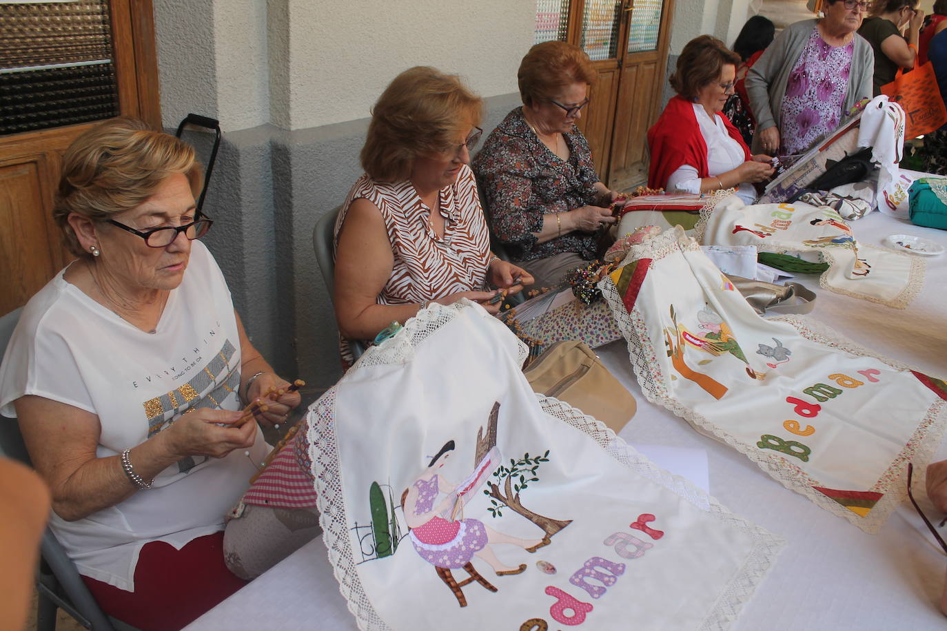 El revuelo se ha apoderado de las calles, el jolgorio ha vuelto de la mano de los grupos de amigos y familiares, las terrazas han estado llenas y las calles de lo más ambientadas 