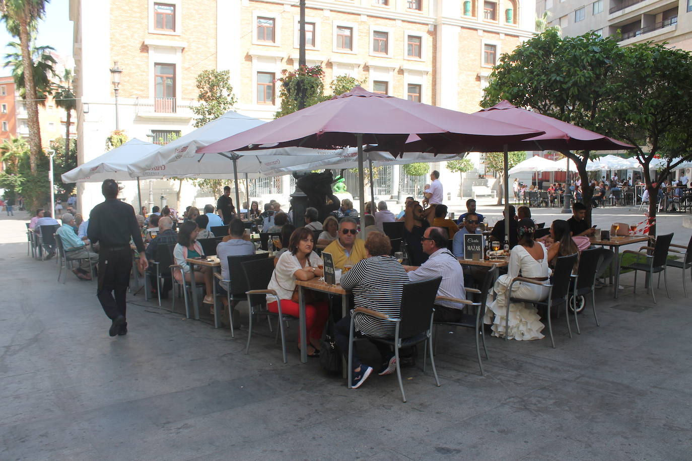 El revuelo se ha apoderado de las calles, el jolgorio ha vuelto de la mano de los grupos de amigos y familiares, las terrazas han estado llenas y las calles de lo más ambientadas 
