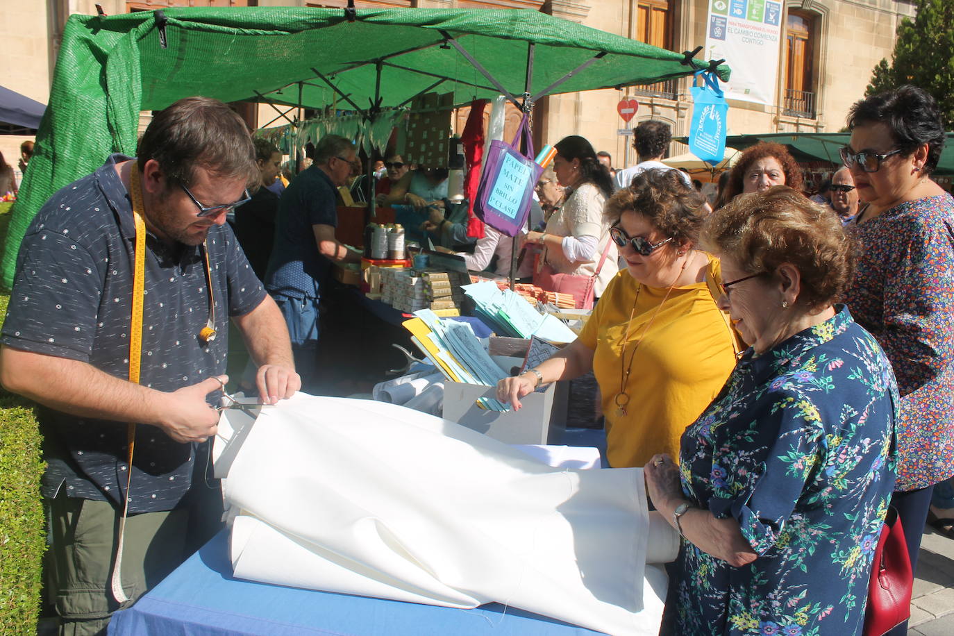El revuelo se ha apoderado de las calles, el jolgorio ha vuelto de la mano de los grupos de amigos y familiares, las terrazas han estado llenas y las calles de lo más ambientadas 