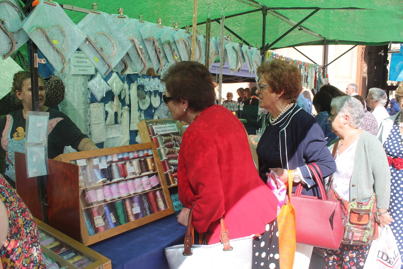 El revuelo se ha apoderado de las calles, el jolgorio ha vuelto de la mano de los grupos de amigos y familiares, las terrazas han estado llenas y las calles de lo más ambientadas 