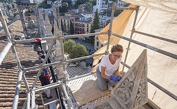 Rosario Collado, una de las restauradoras, trabaja en uno de los catorce pináculos de la Real Chancillería.