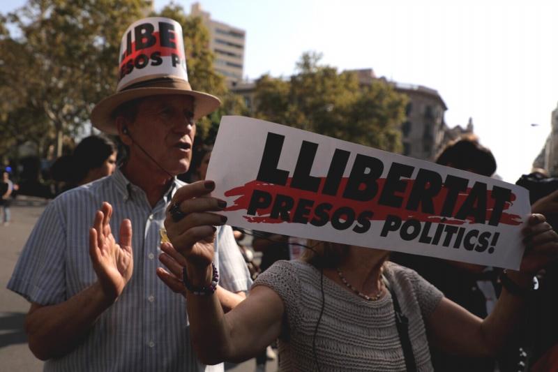 Manifestación por el centro de Barcelona en protesta por la sentencia