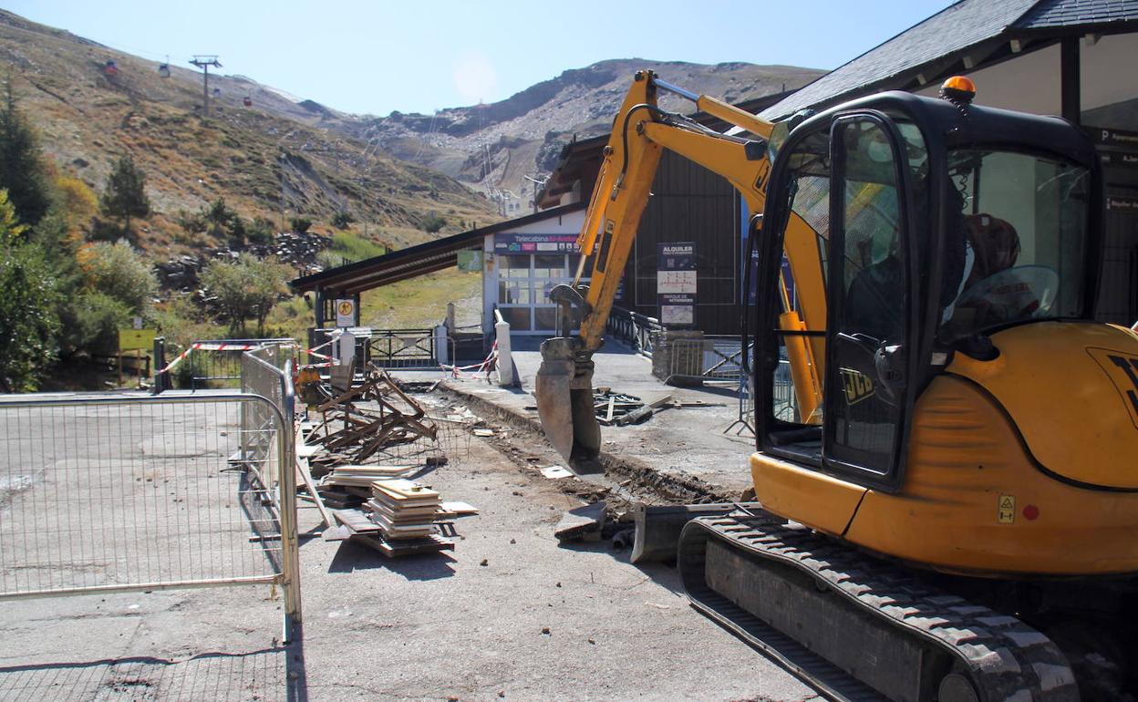 Sierra Nevada: Empieza el lavado de cara de la plaza de Andalucía en Pradollano