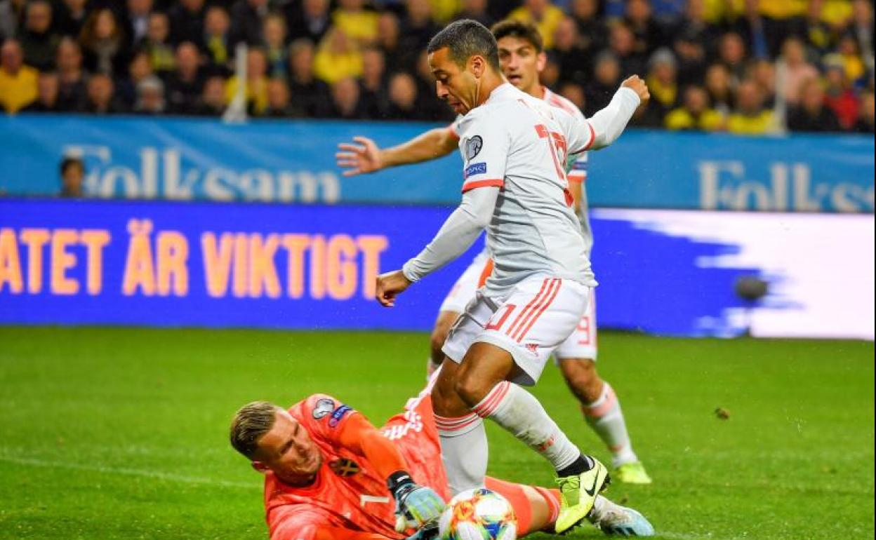 Thiago Alcántara y Gerard Moreno, en un acción ante Olsen.