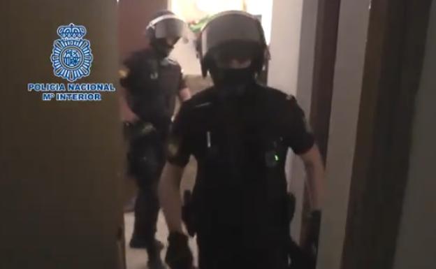 Súper operación policial | 50 agentes acaban con una banda violenta: marihuana, pistolas, katana y hachís