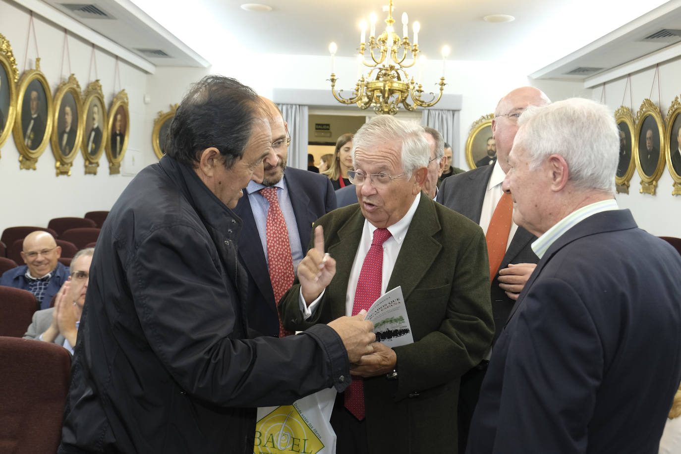 El periodista ofreció una conferencia en el Aula de Cultura de IDEAL en torno al tema 'Los abogados que cambiaron España