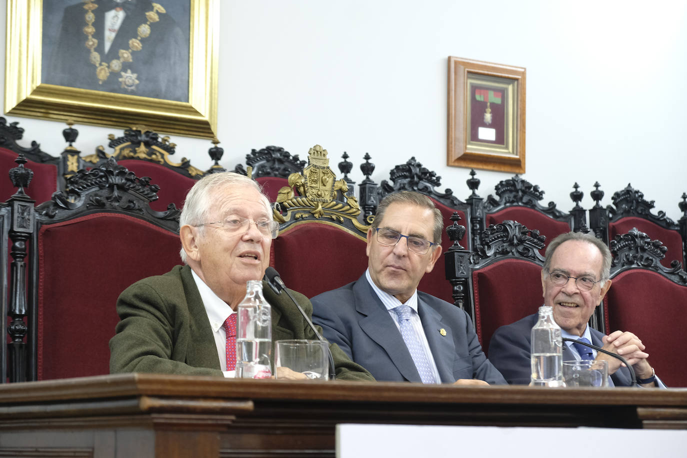El periodista ofreció una conferencia en el Aula de Cultura de IDEAL en torno al tema 'Los abogados que cambiaron España