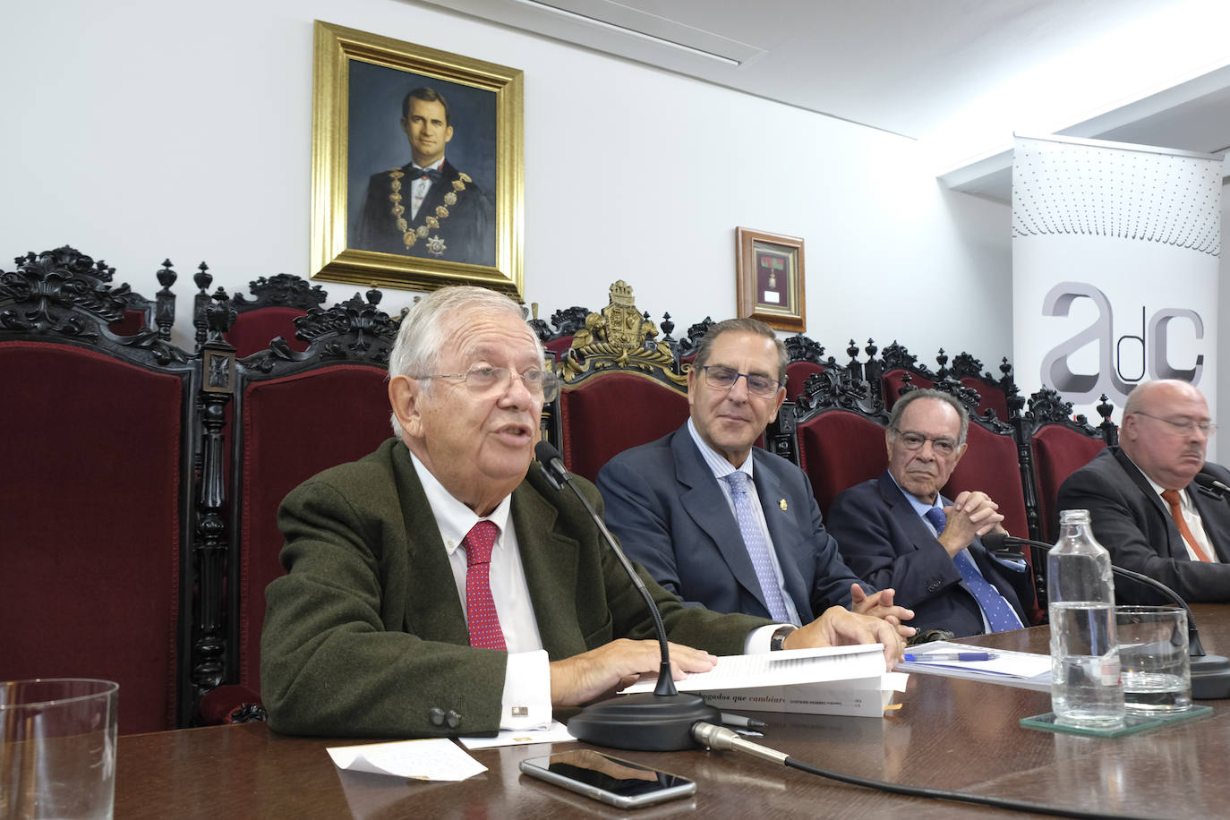El periodista ofreció una conferencia en el Aula de Cultura de IDEAL en torno al tema 'Los abogados que cambiaron España