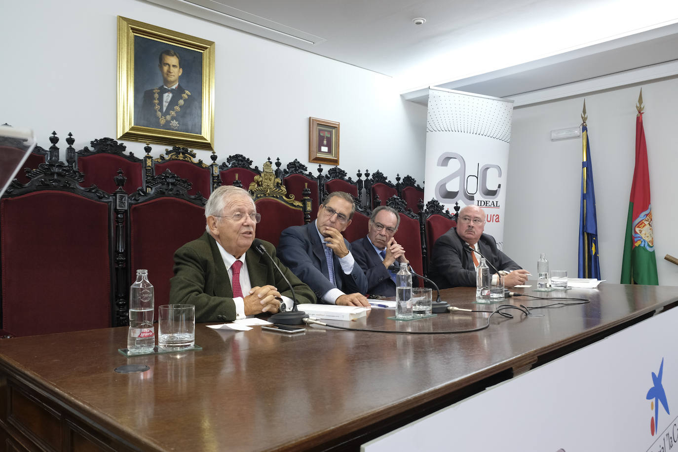 El periodista ofreció una conferencia en el Aula de Cultura de IDEAL en torno al tema 'Los abogados que cambiaron España