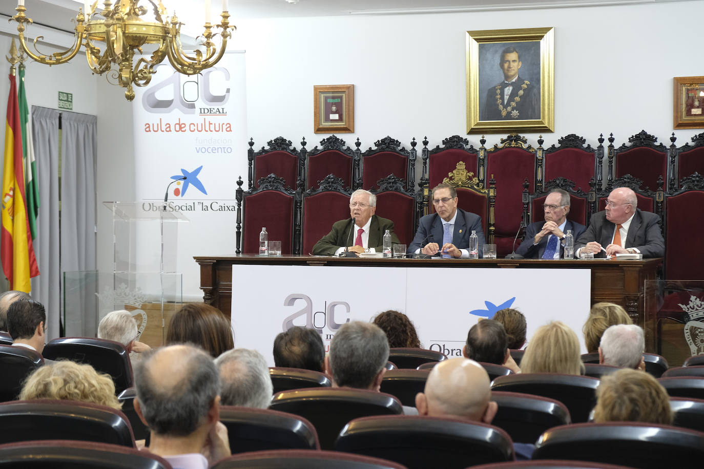 El periodista ofreció una conferencia en el Aula de Cultura de IDEAL en torno al tema 'Los abogados que cambiaron España