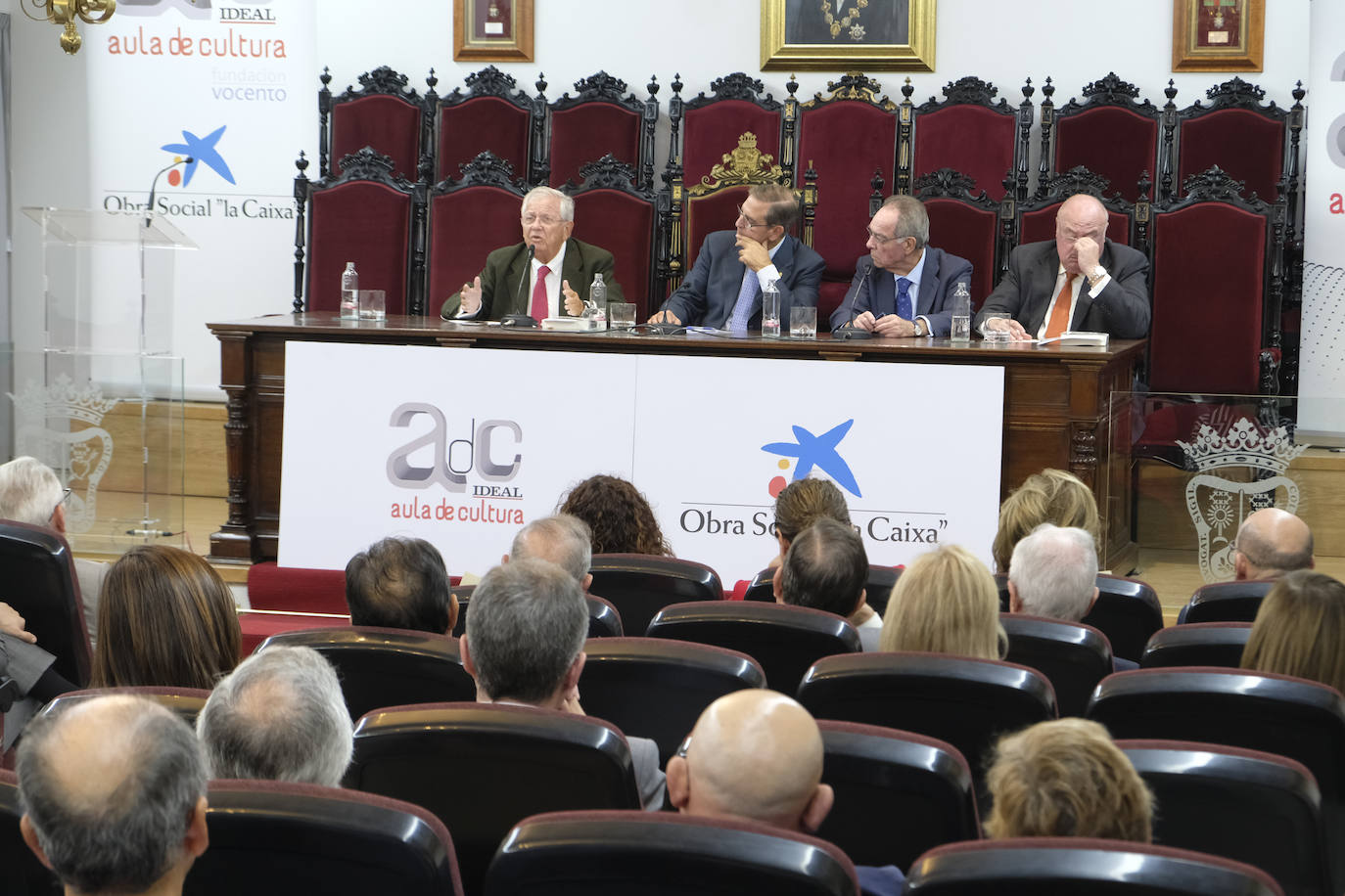 El periodista ofreció una conferencia en el Aula de Cultura de IDEAL en torno al tema 'Los abogados que cambiaron España