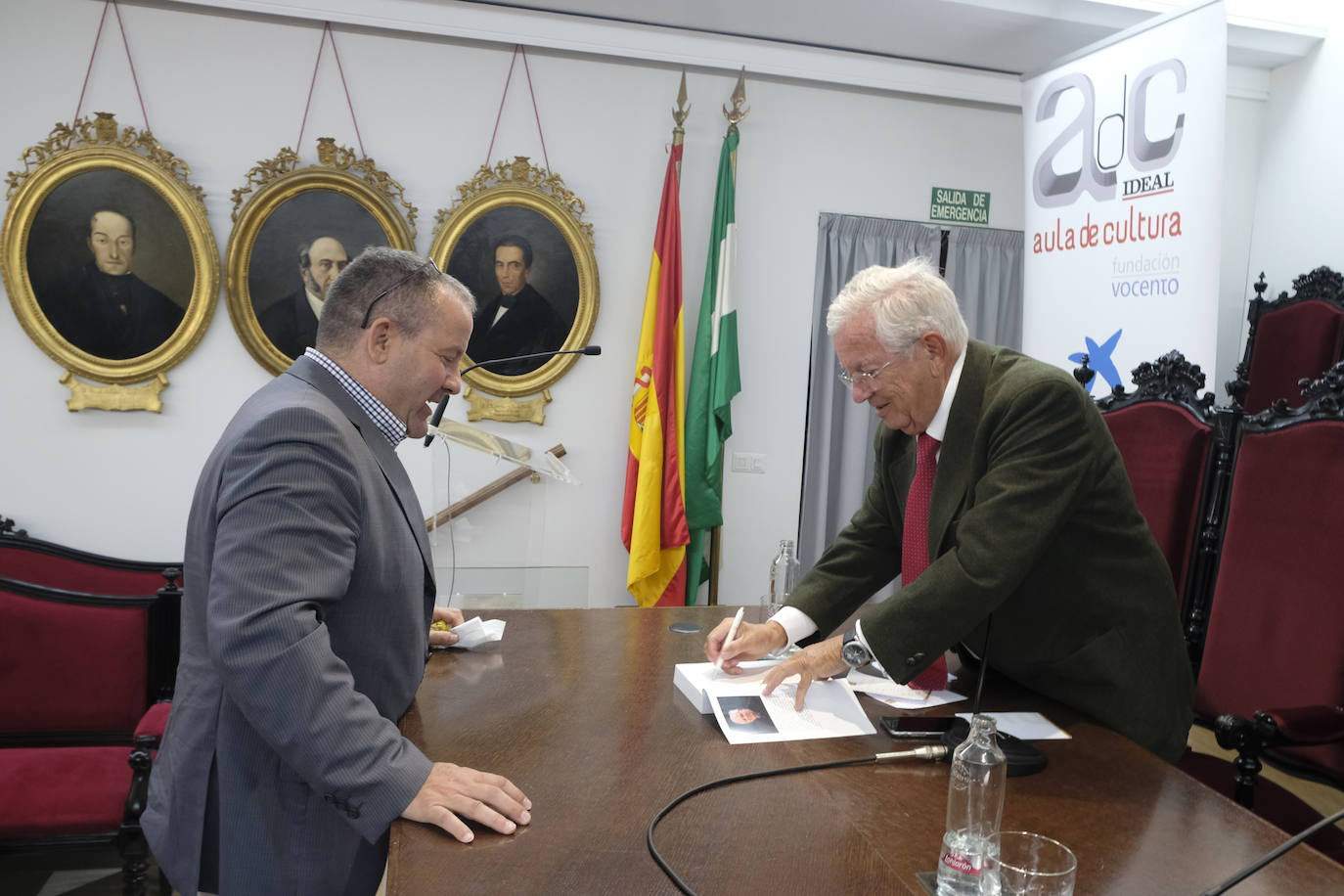 El periodista ofreció una conferencia en el Aula de Cultura de IDEAL en torno al tema 'Los abogados que cambiaron España