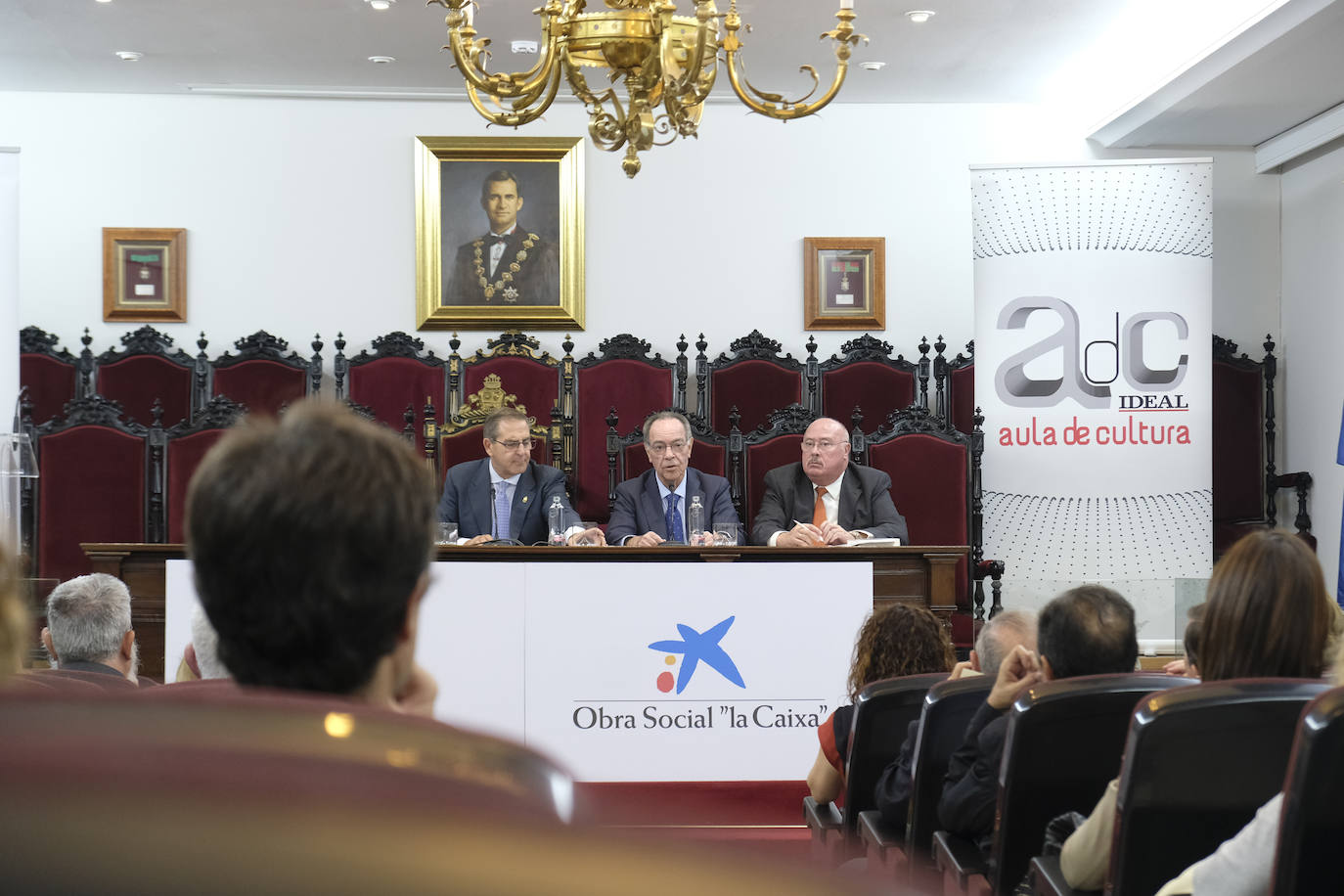 El periodista ofreció una conferencia en el Aula de Cultura de IDEAL en torno al tema 'Los abogados que cambiaron España