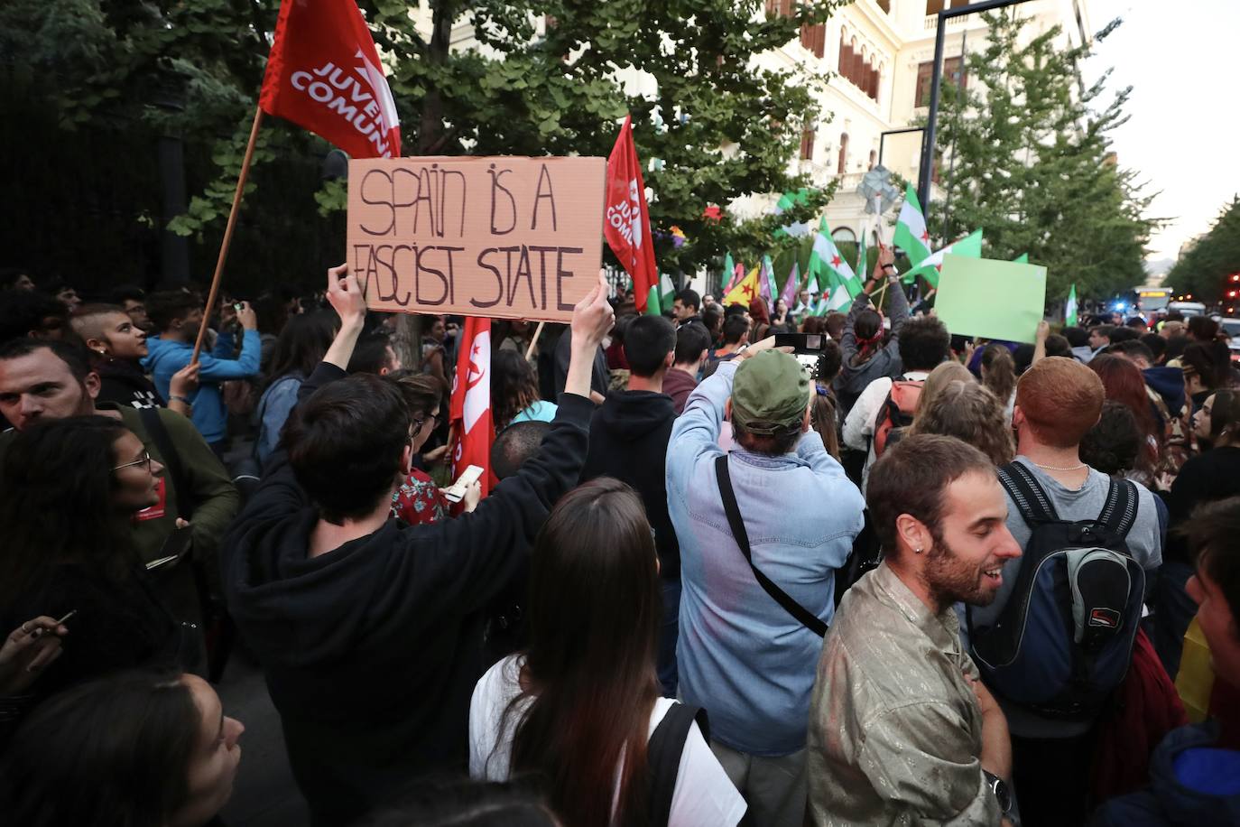 Los manifestantes han pedido la independencia de Cataluña en la puerta de la Subdelegacion del Gobierno