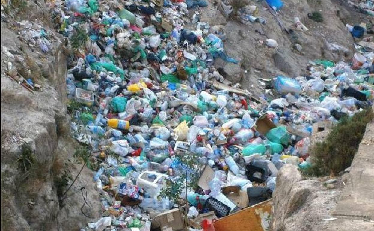 El Ayuntamiento volverá a limpiar la basura del barranco Caballar