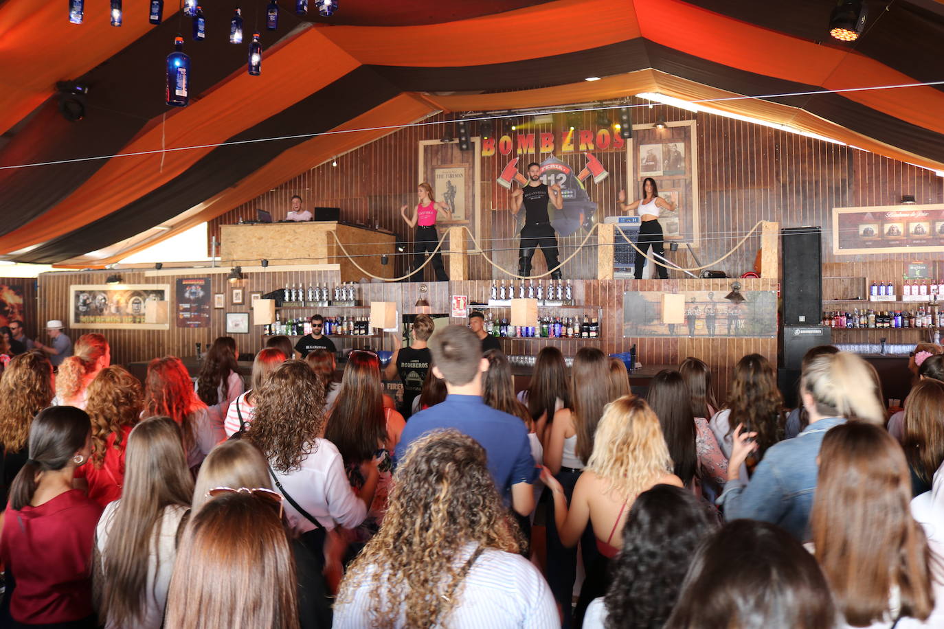 El recinto ferial se volvió a llenar de miles de jienenses que disfrutaron de una jornada soleada con mucho baile y con las casetas a rebosar sabiendo que al día siguiente era festivo.