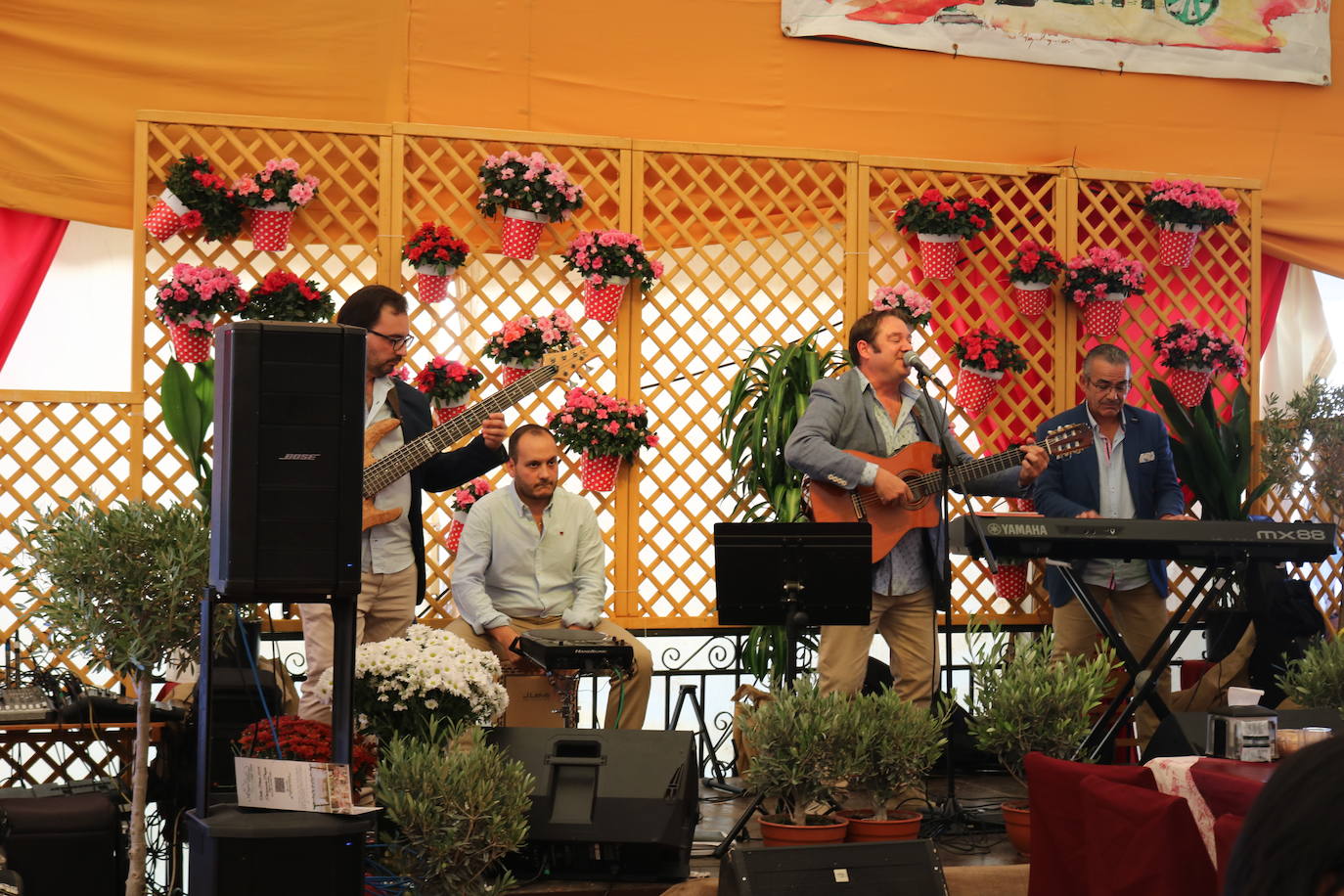 El recinto ferial se volvió a llenar de miles de jienenses que disfrutaron de una jornada soleada con mucho baile y con las casetas a rebosar sabiendo que al día siguiente era festivo.