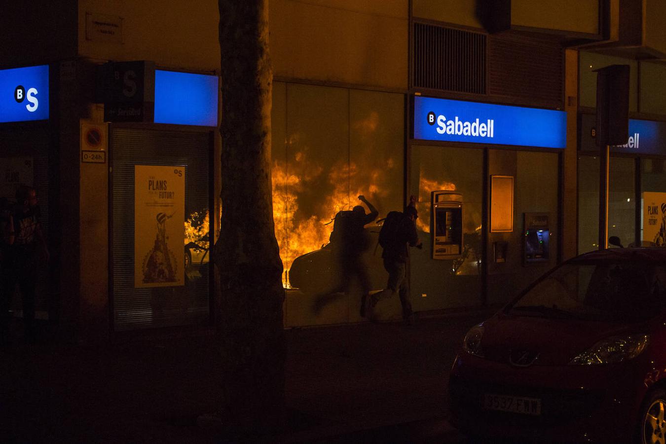 Fotos: Noche de terror en las calles de Barcelona