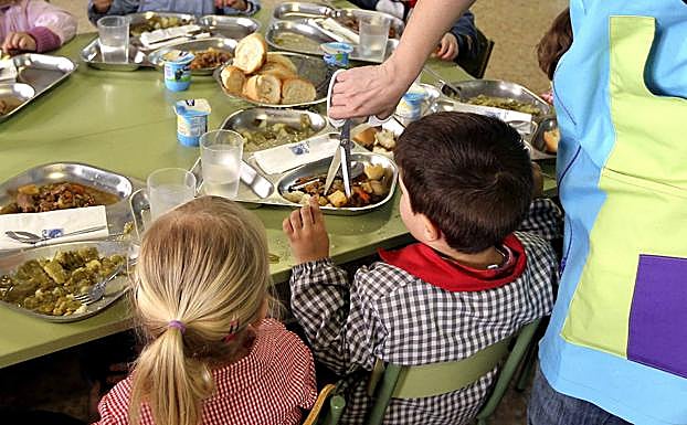 Niños en un comedor escolar en una imagen de archivo. 