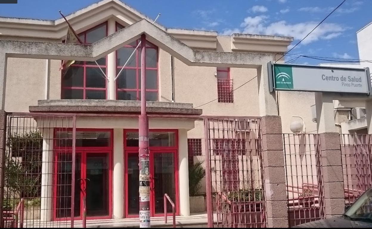 La víctima acudió al centro de salud de Pinos Puente y de allí fue derivado al hospital de Traumatología de Granada. 