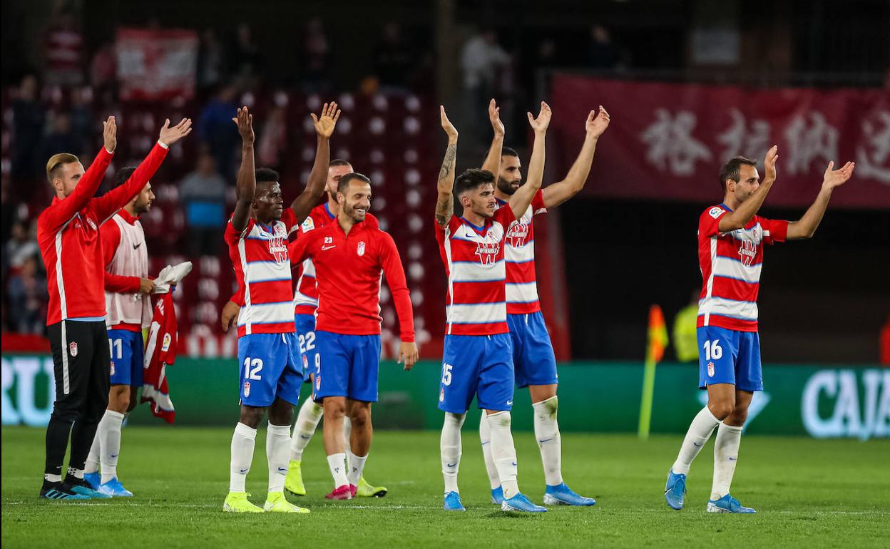Algunos jugadores del Granada celebran con la afición la victoria