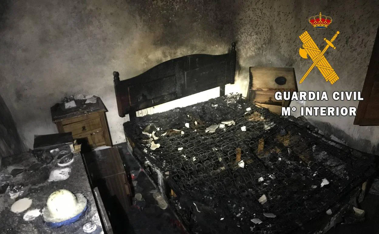 Incendio en Almería | Evacúan a una mujer atrapada en su vivienda en llamas en Albanchez