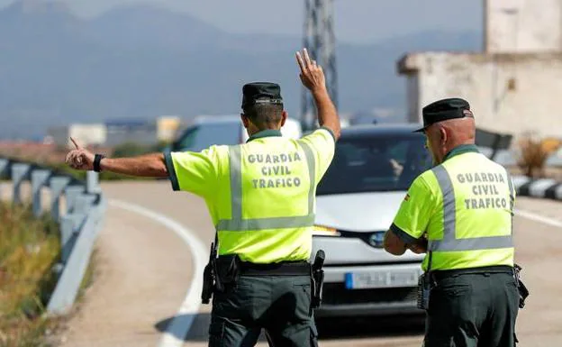 La Guardia Civil advierte de la 'camiseta anti multas': «No te pases de listo»