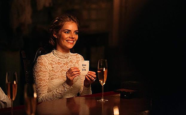 Samara Weaving, en 'Noche de bodas'.