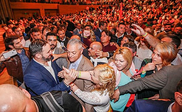 Santiago Abascal, en un mitín al que acudió en Granada, en el mes de abril. 