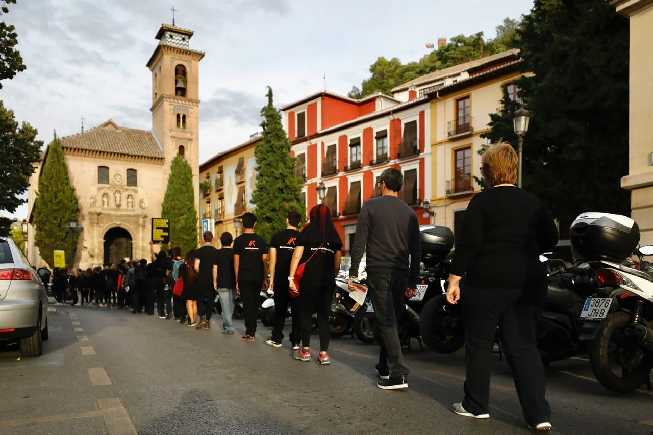 La plataforma de voluntariado social Existe+Mundo organizó ayer junto a A21, la marcha 'Caminando por Libertad' con otivo del Día Europeo contra la Trata de Personas. La movilización salió de la Fuente de las Batallas donde se leyó un manifiesto a favor de la abolición de la esclavitud