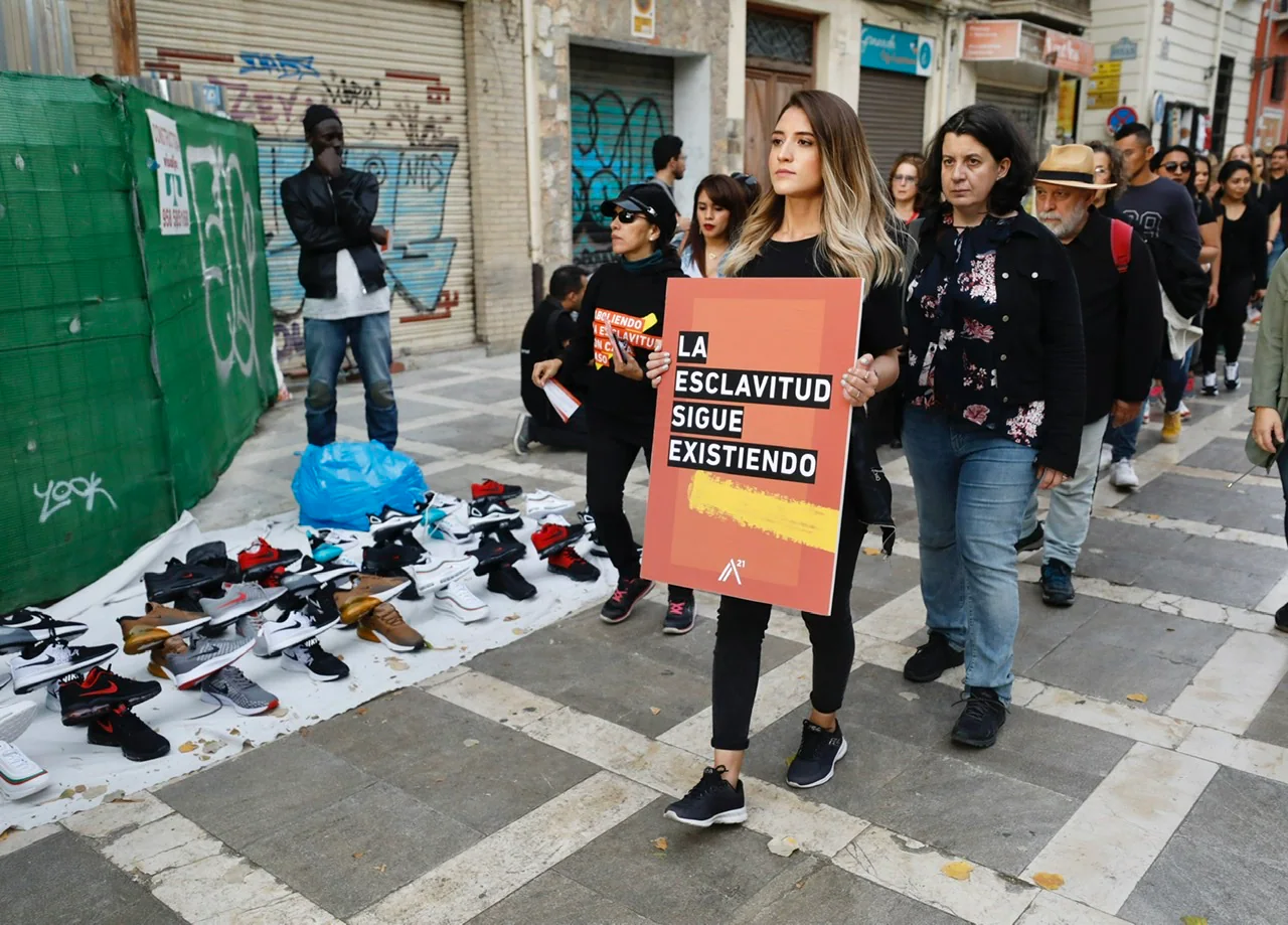 La plataforma de voluntariado social Existe+Mundo organizó ayer junto a A21, la marcha 'Caminando por Libertad' con otivo del Día Europeo contra la Trata de Personas. La movilización salió de la Fuente de las Batallas donde se leyó un manifiesto a favor de la abolición de la esclavitud