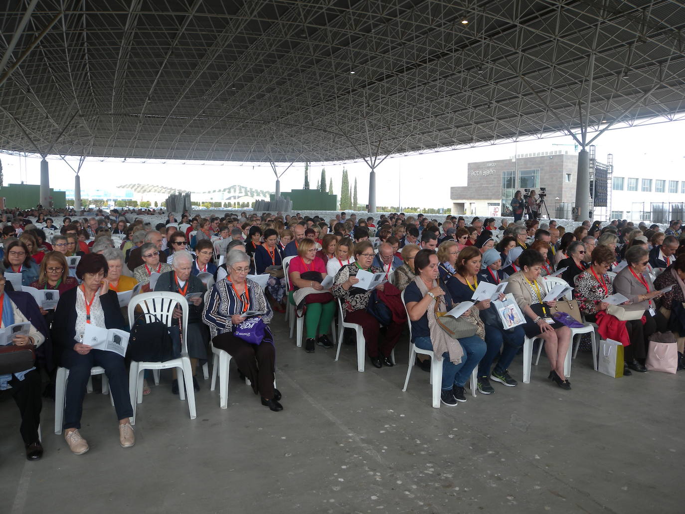 Más de 10.000 personas, según la organización, han pasado a lo largo de la jornada de hoy por la Institución Ferial (Ifeja), donde se ha celebrado la Feria de la Fe.