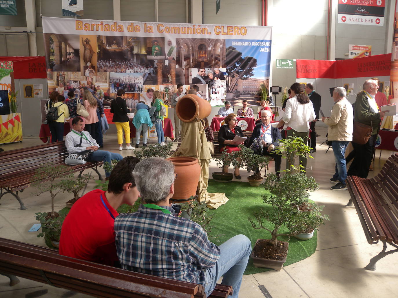 Más de 10.000 personas, según la organización, han pasado a lo largo de la jornada de hoy por la Institución Ferial (Ifeja), donde se ha celebrado la Feria de la Fe.