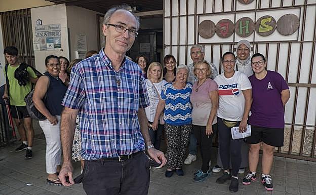El párroco de Jesús Obrero, donde se ubica la ONGAlfa, muestra sus bolsillos vacíos.