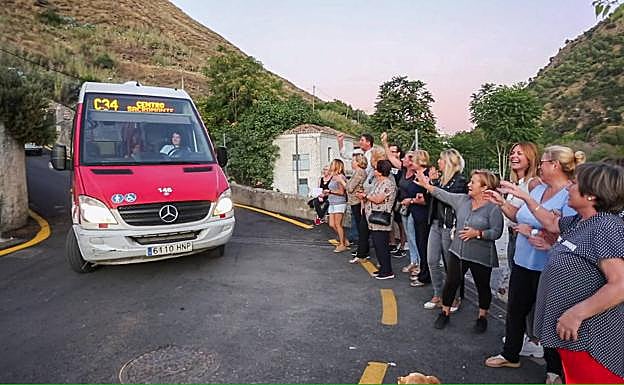 Vecinas del Camino de Beas le dicen adiós irónicamente al autobús en denuncia de que solo pase cada dos horas. 