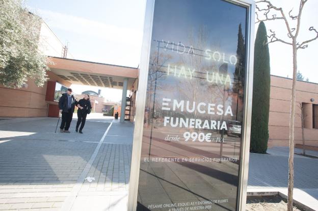 Zona de entrada al cementerio de San José, gestionado por Emucesa. 