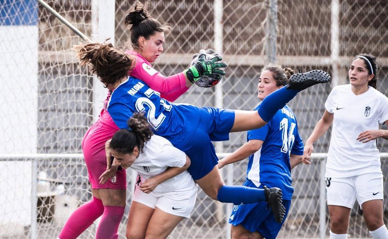 Disputa durante la visita del Granada al Tacuense este pasado fin de semana. 