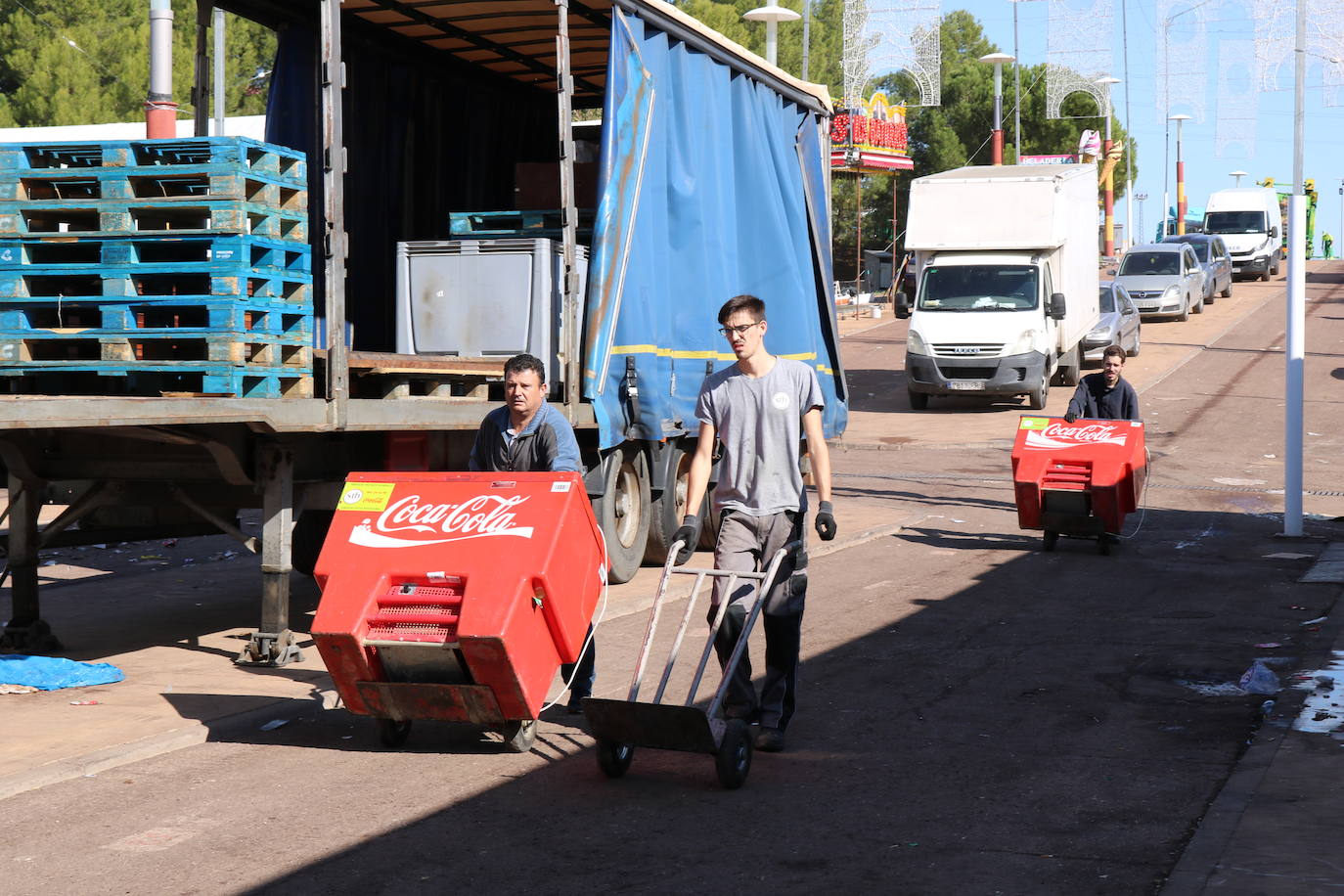 En el recinto ferial, los vestidos de gitana y los grupos de amigos pasándoselo bien han dado paso a los camiones, los operarios de limpieza y las grúas. Todos ellos trabajan a destajo para dejarlo todo como si la Feria de San Lucas no hubiese pasado por la capital.